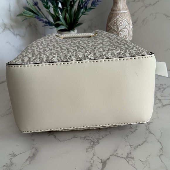 MICHAEL KORS Phoebe Small Logo Bucket Bag - Light Cream - Picture 7 of 14